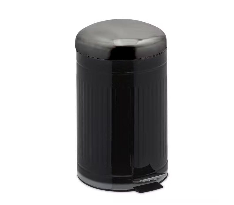 Poubelles salle de bain.