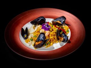 Paella con pesce misto