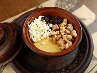 Банош зі шкварками, білими грибами та бринзою (320g)