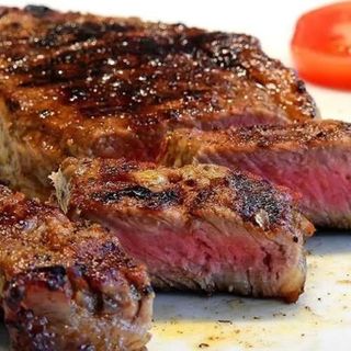 Entrecot simmental con hueso con foie, Vino dulce y Pasas (500 g.)