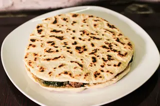 Pizza al testo - Salsiccia, peperoni grigliati, cipolla e tabasco