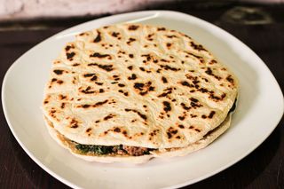 Pizza al testo - Salsiccia, peperoni grigliati, cipolla e tabasco