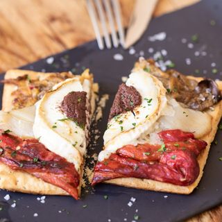 Coca de escalivada con queso de cabra y olivada