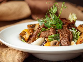 Теплий салат із телятиною та соусом айолі (250g)