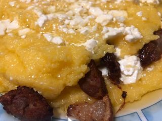 Mamaliguta cu branza si carnati