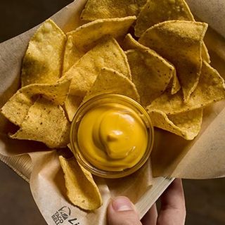 Nachos com Molho de Queijo