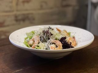 Салат з авокадо та креветками