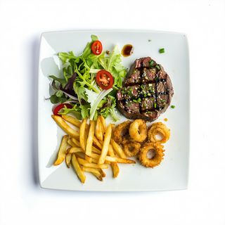 Plato Combinado De Carne Con Ensalada Y Calamares