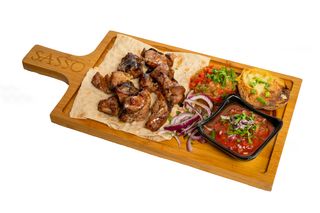 Свински шашлик с гарнитура мачкани картофи (450г)