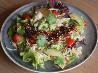 Салат з вугрем унагі, фенхелем та горіховим соусом (240g)