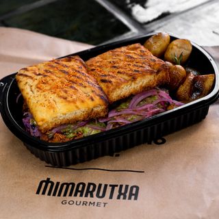 Sandwich de Cochinita Pibil y Aguacate