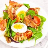 Sałatka z kurczakiem, jajkiem i boczkiem