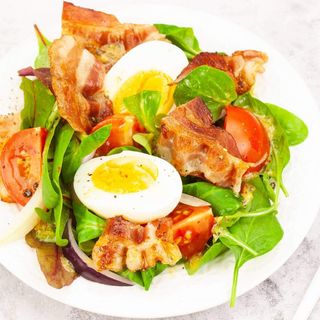 Sałatka z kurczakiem, jajkiem i boczkiem