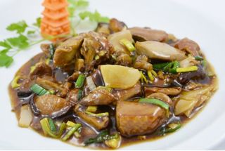 Pato con setas chinas y bambú