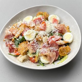 Салат Цезар з куркою та беконом
