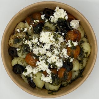 Gnocchis con cherry confitado, queso de cabra, oliva y aceite de albahaca