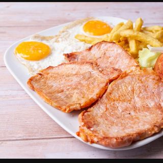 Plato de Lomo Adobado, Huevo Frito y Patatas.