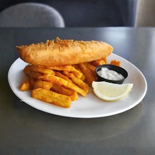 Salau file in pesmet cu cartofi prajiti si sos tartar