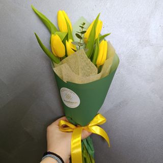 buchet cu 5 lalele galbene