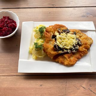 Kotlet schabowy 250g z pieczarkami i żółtym serem