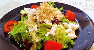 Салата с козе сирене (400г)