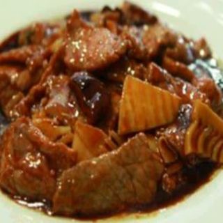 Ternera con bambú y setas chinas