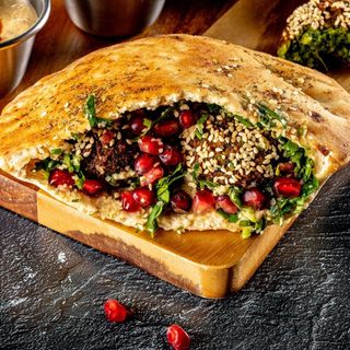 Pita turceasca cu falafel, hummus si salata maidanos