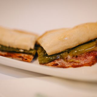 Bocadillo De Bacon Con Pimientos Verdes