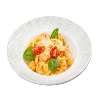 Талиатели със сьомга и сос розе (300г)