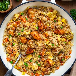 Pollo Frito Con Arroz Con Huevo Y Verduras