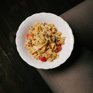 Фетучіні з курчам, білими грибами та дорблю