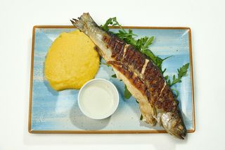 Păstrăv la grătar cu mămăliguța și mujdei