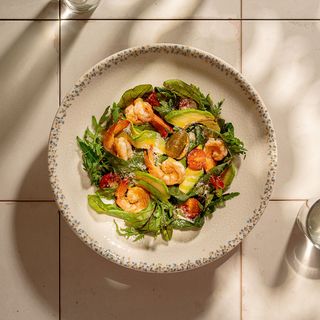 Салат з креветками та авокадо