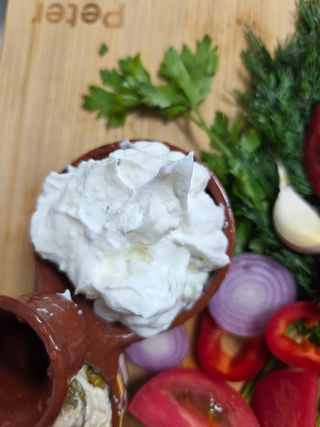 Чеснова разядка с кисело мляко