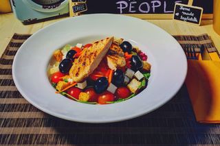 Salată cu piept de pui la grill