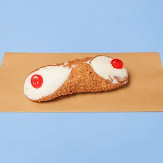 Cannolo con ciliegia