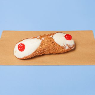Cannolo con ciliegia