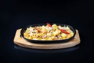 Сковорідка з курячим філе та кукурудзою