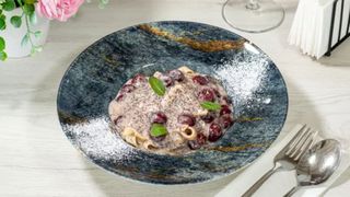 Tăiețel cu mac, sos de vanilie și vișine