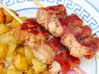 Piatto souvlaki special di pollo e bacon