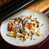 HUEVOS RANCHEROS con patata frita, bacon y salsa especiada