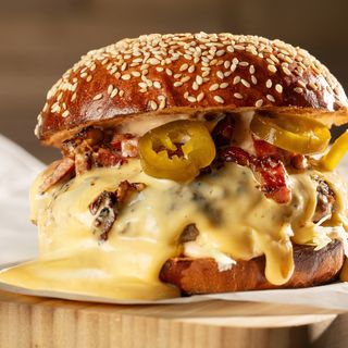 ბურგერი ყველის სოუსით