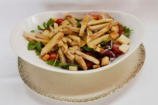 Salata s piletinom i bademima, krutoni od kruha, dressing Piccolo