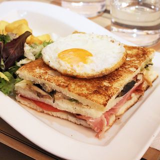 Club Sándwich de pollo y huevo frito