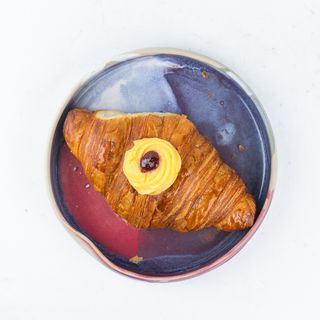 Croissant vanilija i šljiva