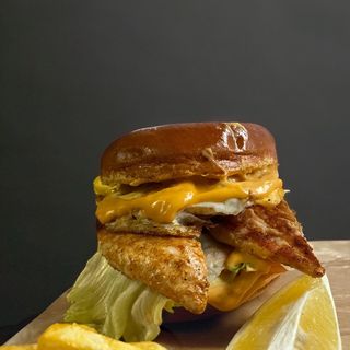 Бургер двоен с пилешко бон филе