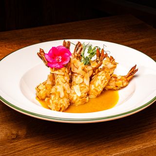 Creveți tempura cu petale de migdale și sos din portacale și curry