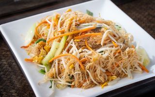 Spaghetti di riso saltati con verdure stagione什菜炒粉干