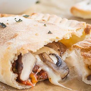 Calzone Con Funghi E Prosciutto