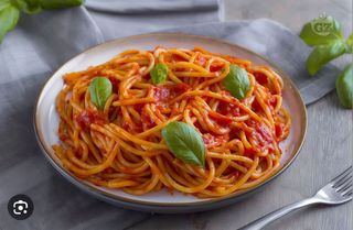 Espaguetis con tomate fresco y albahaca